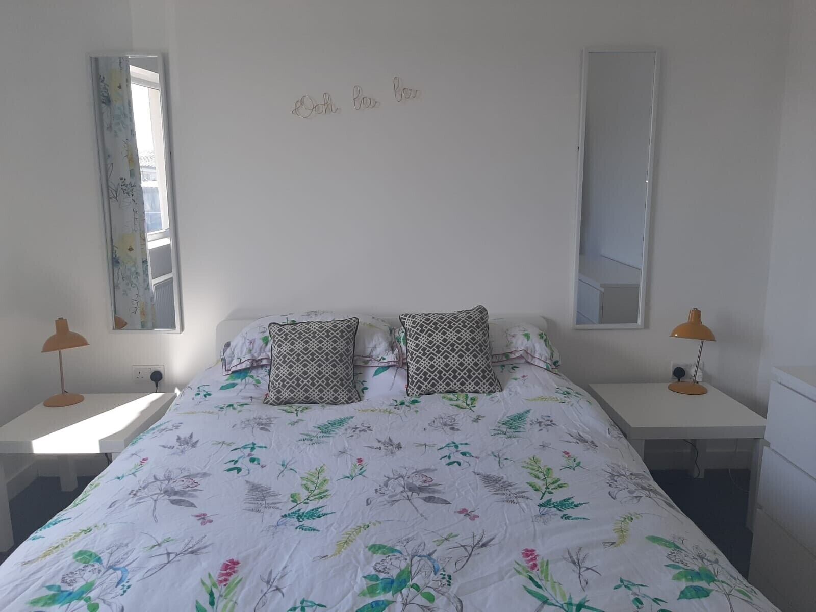 3 slaapkamers, een strijkplank/strijkijzer, reisbedje, wifi