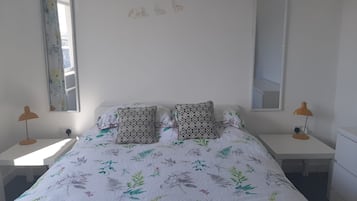 3 slaapkamers, een strijkplank/strijkijzer, reisbedje, wifi