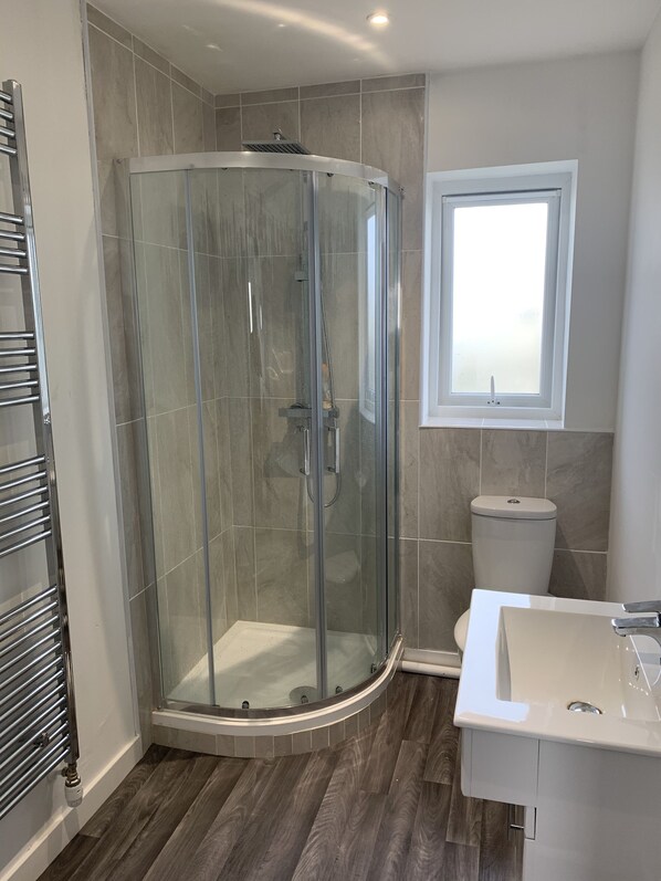 Dusche, Haartrockner, Handtücher, Toilettenpapier