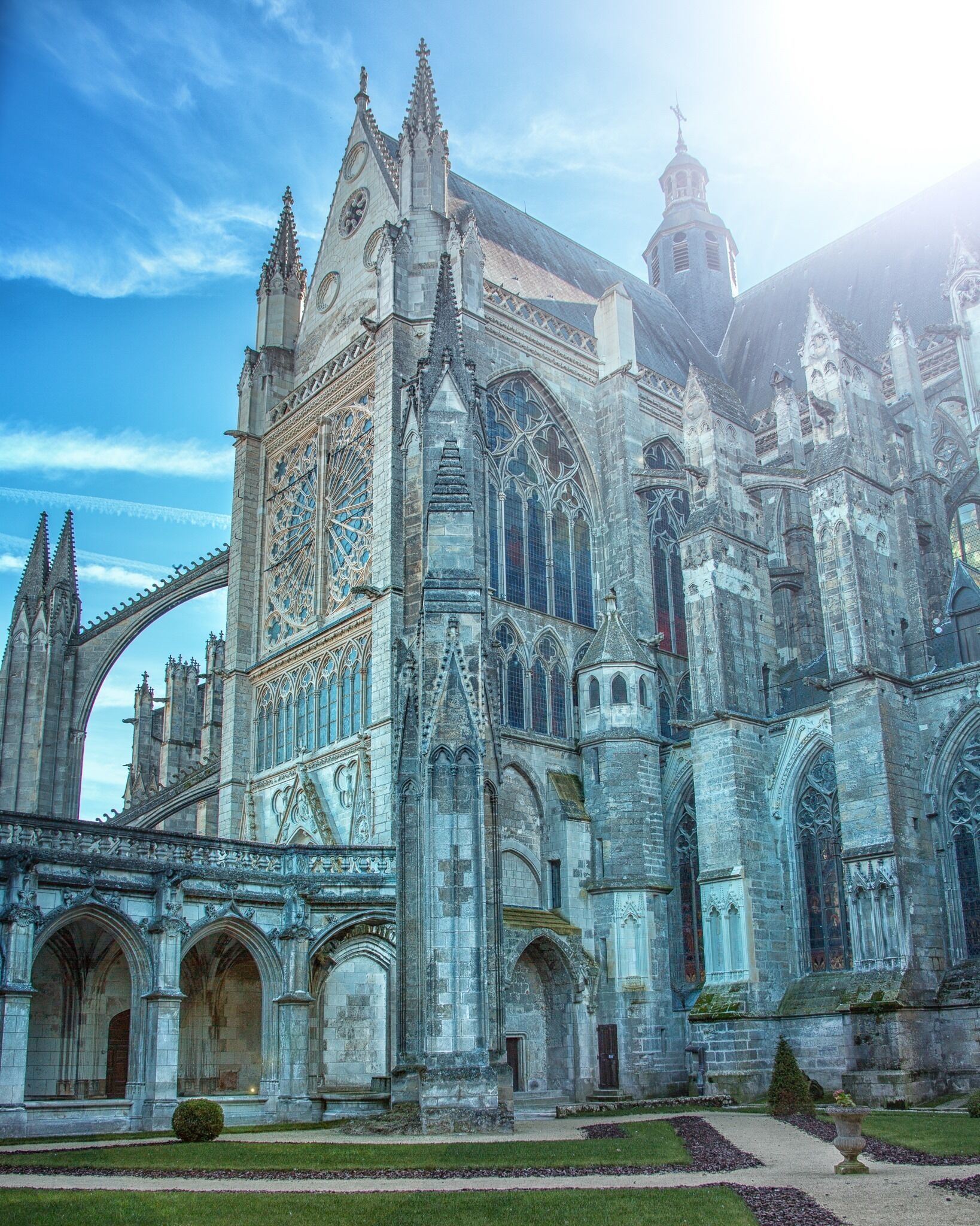 Una catedral de estilo gótico con intrincados trabajos de piedra y amplias vidrieras.