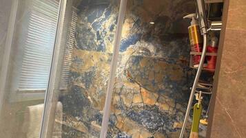 Séchoir à cheveux, serviettes fournies, savon, papier de toilette