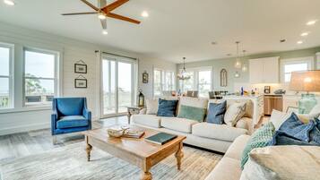 The San Box | Living room | Flat-screen TV