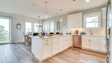 The San Box | Private kitchen | Fridge, microwave, dishwasher, coffee/tea maker