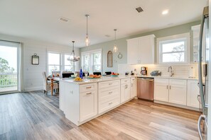 The San Box | Private kitchen | Fridge, microwave, dishwasher, coffee/tea maker - The San Box (Port St. Joe)