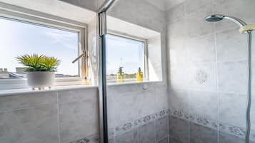 Bathtub, hair dryer, towels, shampoo