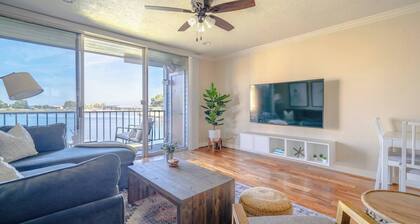 Lakefront stay with designer touches, boat parking & family-friendly perks.