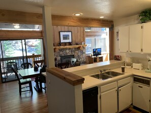 Fridge, microwave, oven, stovetop - Ski In-Ski out. Prime Location, Canyon lodge, Top level private condo (Mammoth Lakes)