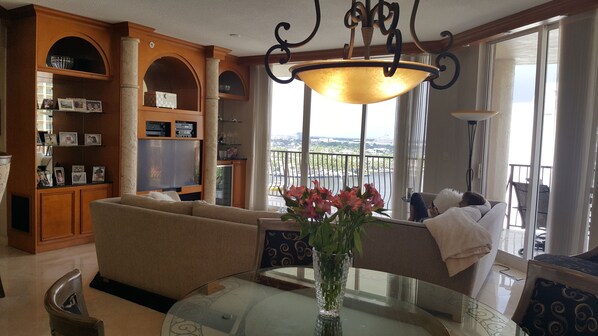 Interior - Fort Lauderdale Beach condominium<br>Jackson Tower Las Olas <br>5 star <br>walk to ocean (Fort Lauderdale)