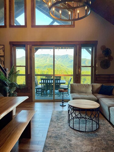 NEW, Contemporary Chalet With Stunning VIEWS! HUGE Decks, Game Room, Fire Pit