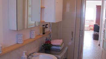 Dusche, Haartrockner, Bidet, Handtücher