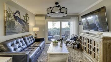 Smart-tv, dvd-spelare och böcker