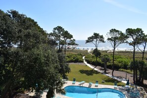 Outdoor pool - Make Coligny Beach Your Happy Place!! (Hilton Head Island)