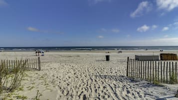 Plage, chaises longues, serviettes de plage