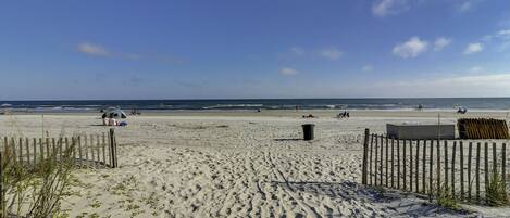 Beach nearby, sun loungers, beach towels