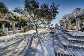 Property grounds - Make Coligny Beach Your Happy Place!! (Hilton Head Island)