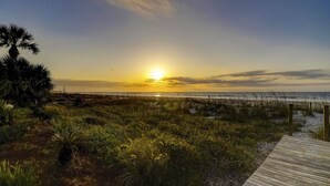 På stranden, solsenger og strandhåndklær