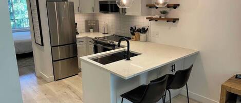 Kjøleskap, mikrobølgeovn, ovn og kokeplater