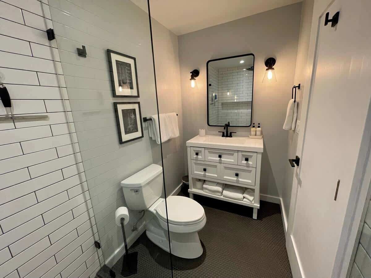 Chuveiro, secador de cabelo, toalhas de banho, sabonete