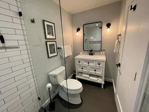 Ducha, secador de pelo, toallas, jabón