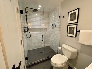 Shower, hair dryer, towels, soap - Alpine Luxe Retreat - Steps to Ski Lifts (Telluride)