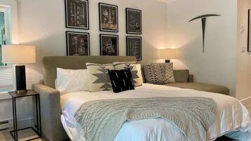 1 quarto, ferros/tábuas de passar roupa, berço de viagem