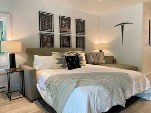 1 habitación, tabla de planchar con plancha y cuna de viaje 