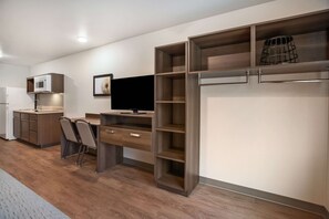 Ameublement personnalisé, bureau, Wi-Fi gratuit, draps fournis