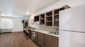 Individually furnished, desk, free WiFi, bed sheets