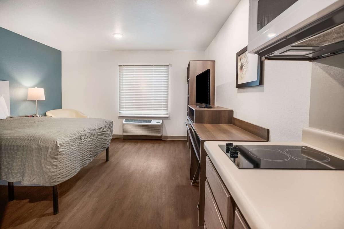 Desk, WiFi (free), individually furnished, bed sheets
