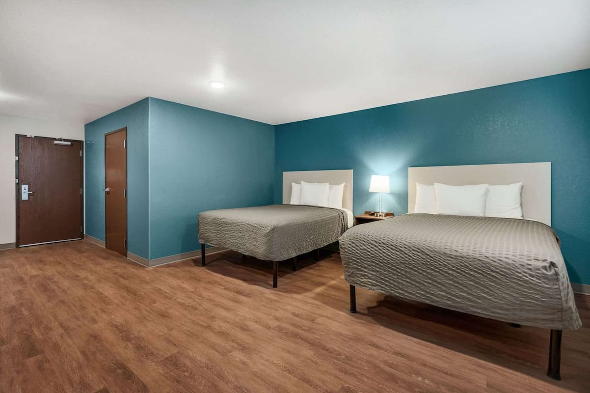 Desk, WiFi (free), individually furnished, bed sheets