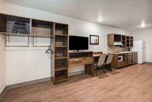 Desk, WiFi (free), individually furnished, bed sheets