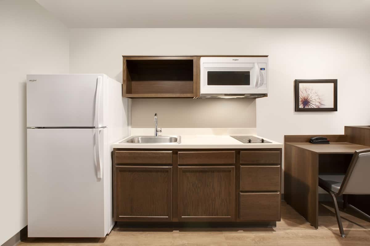 Full-sized fridge, microwave, stovetop, dishwasher