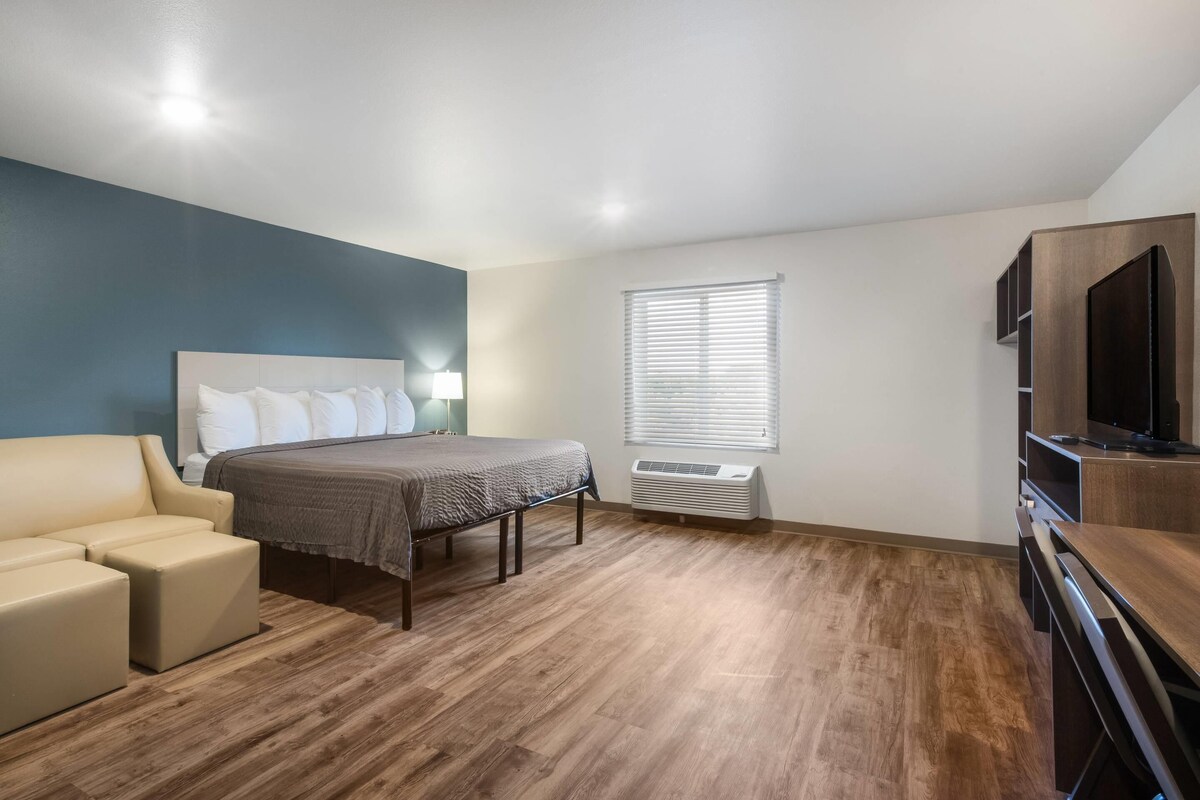 Habitació, 1 llit de matrimoni gran, accessible, no fumadors (Accessible Tub) | Escriptori i espai de treball apte per a portàtils 