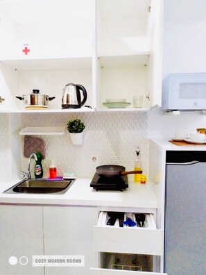 Microwave, rice cooker, cookware/dishes/utensils