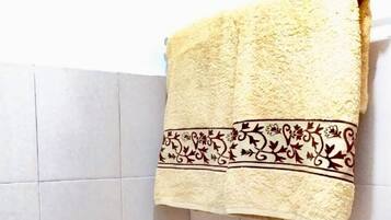 Een haardroger, handdoeken, zeep, shampoo