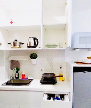 Microwave, rice cooker, cookware/dishes/utensils