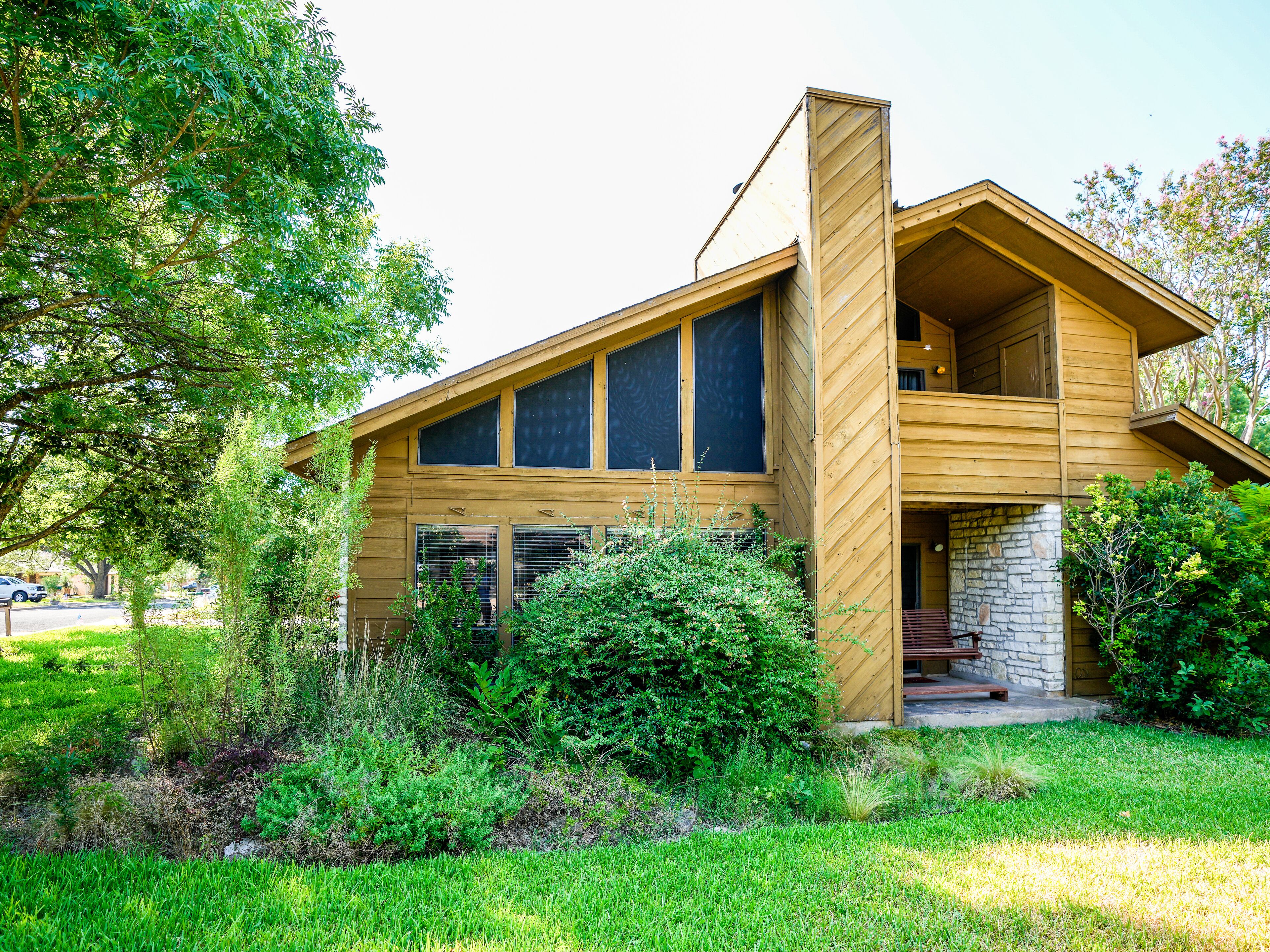 Cabin near Creek in Friendly Neighborhood- Great for family or business travel!