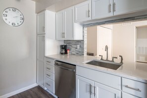 Frigorifero, microonde, forno, piano cottura