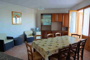 Dining - Mediterranean vacation apartment with 3 bedrooms and 8 beds by the sea (Valledoria)