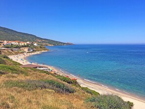 Una spiaggia nelle vicinanze