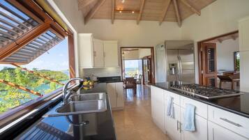 Réfrigérateur, micro-ondes, four, lave-vaisselle