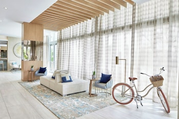 2 bars/lounges, poolside bar at AC Hotel by Marriott Fort Lauderdale Beach