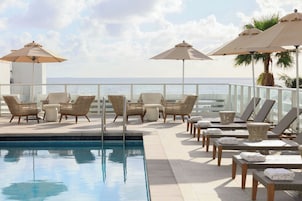 Piscine extérieure, parasols de plage, chaises longues
