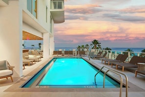 Outdoor pool, pool umbrellas, pool loungers - AC Hotel by Marriott Fort Lauderdale Beach (Fort Lauderdale)