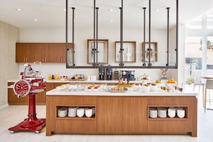 Petit déjeuner buffet servi tous les jours en supplément