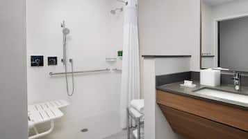 Un baño moderno con ducha, inodoro y lavabo.