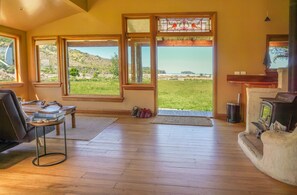Interior - A Beach Bach at the start of The Abel Tasman! (Marahau)