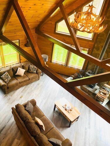 secluded log home, minutes from all star village in Oneonta