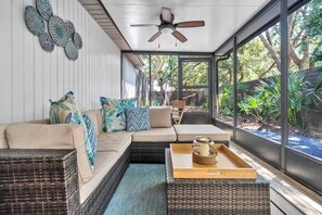 Smart TV, fireplace - BEACH BUNGALOW 30a- Seacrest W- HTD POOL-LSV-KAYAKS-BIKES- 2 Min 2 Beach & Lake! (Seacrest)