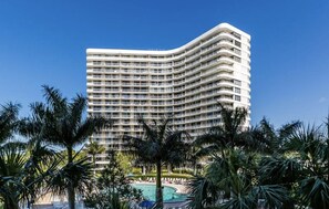 Exterior - Beachfront Oasis: Walk to the waves! (Marco Island)